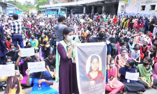 കണ്ണീരണിഞ്ഞ പ്രതിഷേധം; സഹപാഠിയുടെ അപകടമരണത്തിൽ പ്രതിഷേധിച്ച് വിദ്യാർഥികൾ ബസ് സ്റ്റാൻഡ് ഉപരോധിച്ചു