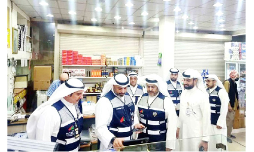 ശു​വൈ​ഖ്​ സെ​ൻ​ട്ര​ൽ മാ​ർ​ക്ക​റ്റി​ൽ മ​ന്ത്രി​യു​ടെ മി​ന്ന​ൽ പ​രി​ശോ​ധ​ന