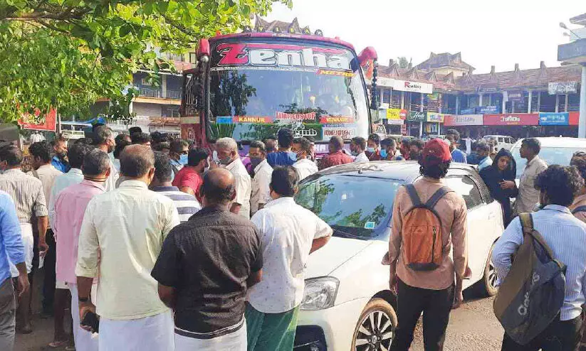 കാറിലിടിച്ച് നിർത്താതെ പോയ ബസ് പിന്തുടർന്ന് പിടികൂടി കാറിലിടിച്ച് നിർത്താതെ പോയ ബസ് പിന്തുടർന്ന് പിടികൂടി