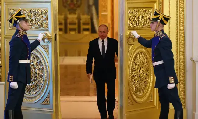 ഏഴ് ലക്ഷം ഡോളറിന്റെ വാച്ചുകൾ, 700 കാറുകൾ, മണിമാളികകൾ; പുടിന്റെ സ്വത്തുവകകൾ അറിയാം ഏഴ് ലക്ഷം ഡോളറിന്റെ വാച്ചുകൾ, 700 കാറുകൾ, മണിമാളികകൾ; പുടിന്റെ സ്വത്തുവകകൾ അറിയാം