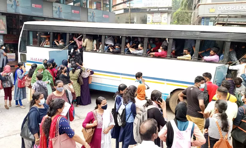 സ്വകാര്യ ബസ് സമരം തുടങ്ങി, കെ.എസ്.ആർ.ടി.സി അധിക സർവിസ് നടത്തും സ്വകാര്യ ബസ് സമരം തുടങ്ങി, കെ.എസ്.ആർ.ടി.സി അധിക സർവിസ് നടത്തും