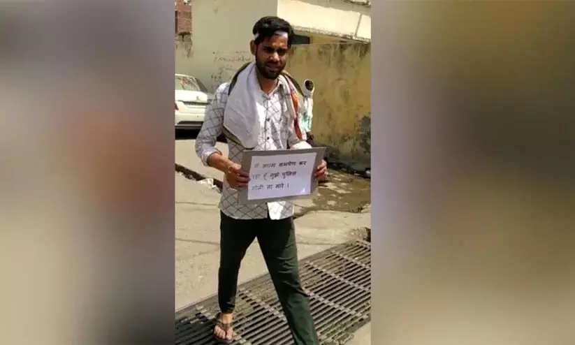 ഞാൻ കീഴടങ്ങുകയാണ്, ദയവായി എന്നെ വെടിവെക്കരുത്- പ്ലക്കാർഡുമായി പ്രതിയുടെ നാടകീയ കീഴടങ്ങൽ