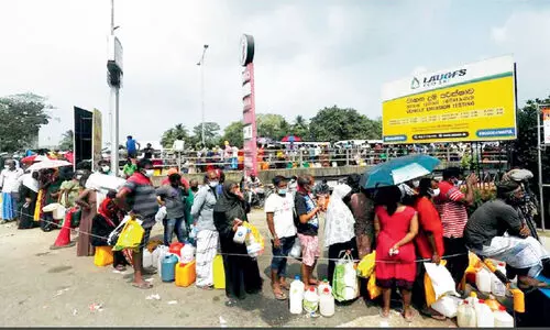 അലകും പിടിയും വേർപെട്ട് ശ്രീലങ്ക