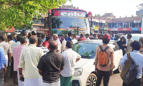 കാറിലിടിച്ച് നിർത്താതെ പോയ ബസ് പിന്തുടർന്ന് പിടികൂടി