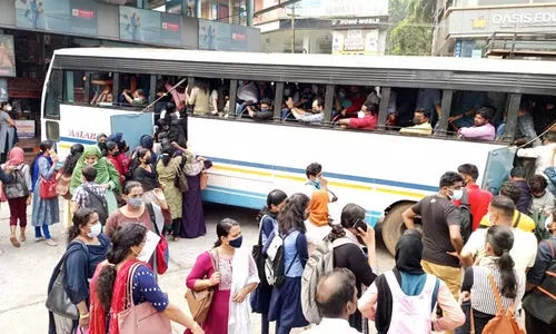 സ്വകാര്യ ബസ്​ സമരം തുടങ്ങി, കെ.​എസ്.​ആർ.​ടി.​സി അധിക സർവിസ്​ നടത്തും
