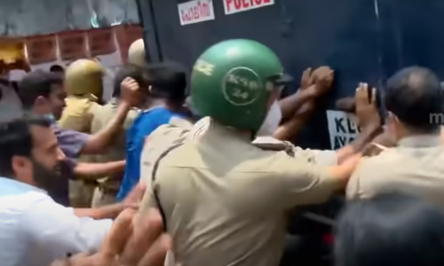 തള്ള് തള്ള്.. തള്ള് തള്ള്.. തള്ളിക്കൊട് വണ്ടീ... ഡീസൽ തീർന്ന പൊലീസ് വണ്ടി തള്ളി കെ റെയിൽ സമരക്കാർ -VIDEO