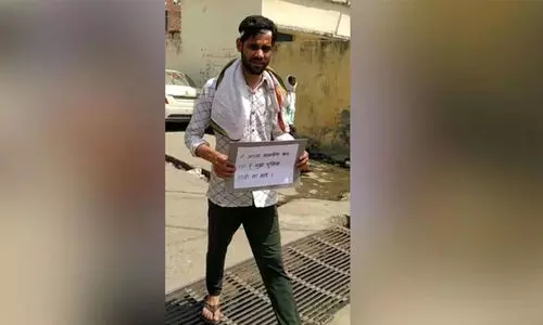 ഞാൻ കീഴടങ്ങുകയാണ്, ദയവായി എന്നെ വെടിവെക്കരുത്- പ്ലക്കാർഡുമായി പ്രതിയുടെ നാടകീയ കീഴടങ്ങൽ