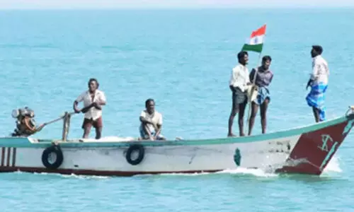 സമുദ്രാതിർത്തി ലംഘിച്ച് മത്സ്യബന്ധനം; 28 തമിഴ് തൊഴിലാളികൾ ലങ്കൻ നാവികസേനയുടെ പിടിയിൽ സമുദ്രാതിർത്തി ലംഘിച്ച് മത്സ്യബന്ധനം; 28 തമിഴ് തൊഴിലാളികൾ ലങ്കൻ നാവികസേനയുടെ പിടിയിൽ