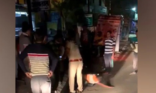 മദ്യപിച്ച് ബഹളമുണ്ടാക്കി വീണ യുവതിയെ നിലത്തിട്ട് ചവിട്ടി ഡ്രൈവർമാർ; നോക്കിനിന്ന് പൊലീസ്