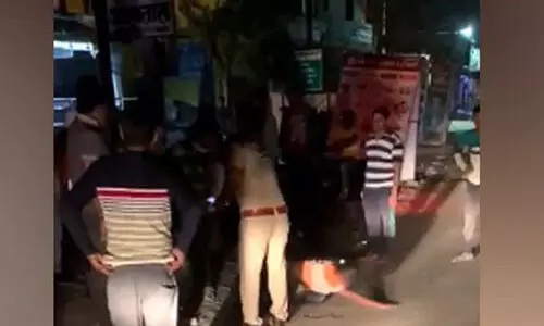 മദ്യപിച്ച് ബഹളമുണ്ടാക്കി വീണ യുവതിയെ നിലത്തിട്ട് ചവിട്ടി ഡ്രൈവർമാർ; നോക്കിനിന്ന് പൊലീസ്