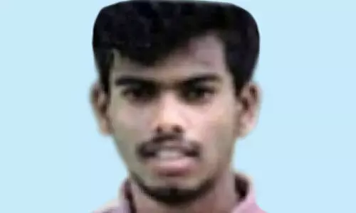 കാ​ര്‍ ക​ട​വ​രാ​ന്ത​യി​ലേ​ക്ക് പാ​ഞ്ഞു​ക​യ​റി യു​വാ​വി​ന് ദാ​രു​ണാ​ന്ത്യം