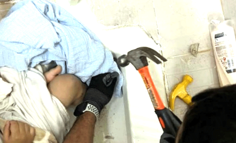 ക്ലോസറ്റിൽ കാൽ കുടുങ്ങിയ കുട്ടിയെ രക്ഷിച്ചു ക്ലോസറ്റിൽ കാൽ കുടുങ്ങിയ കുട്ടിയെ രക്ഷിച്ചു