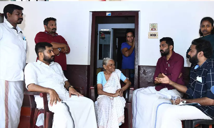 കെ റെയിൽ വരണം, കേരളം വളരണം; വീടുകയറി പ്രചാരണവുമായി ഡി.വൈ.എഫ്.ഐ കെ റെയിൽ വരണം, കേരളം വളരണം; വീടുകയറി പ്രചാരണവുമായി ഡി.വൈ.എഫ്.ഐ