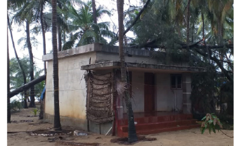 പുഞ്ചാവി കടപ്പുറത്ത് ചുഴലിക്കാറ്റിൽ വൻ നഷ്ടം; വീടുകൾ തകർന്നു