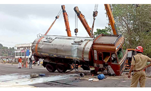 പാലുമായി വന്ന ടാങ്കർ ലോറി ഡിവൈഡറിൽ ഇടിച്ചുമറിഞ്ഞു