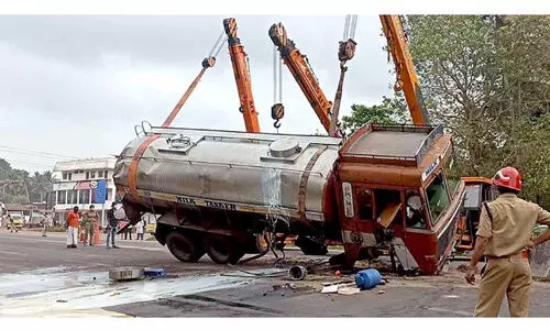 പാലുമായി വന്ന ടാങ്കർ ലോറി ഡിവൈഡറിൽ ഇടിച്ചുമറിഞ്ഞു