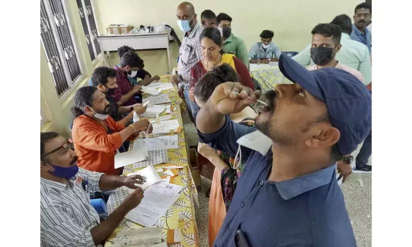 ശ്രീനന്ദനുവേണ്ടി കൈകോ‍ർത്ത് ജനം; രക്തമൂലകോശ ദാതാവിനെ കണ്ടെത്താനുള്ള ക്യാമ്പിൽ എത്തിയത് ആയിരങ്ങൾ