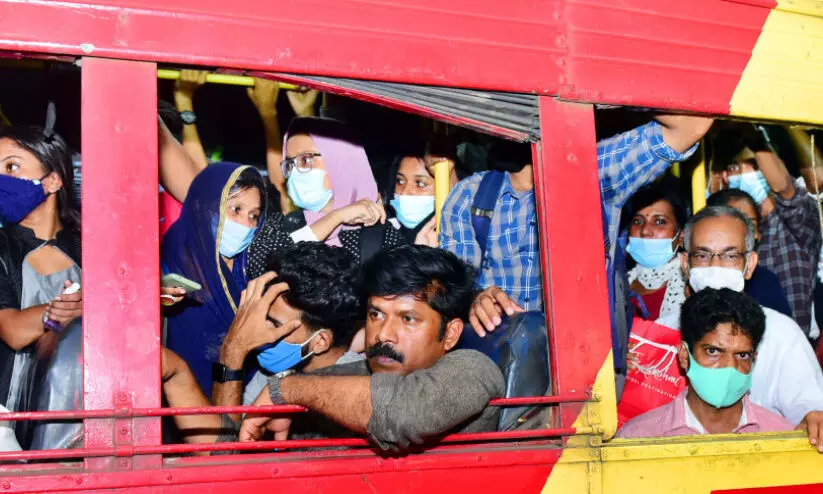 ദുരിതം@രണ്ടാംനാൾ പരക്കംപാഞ്ഞ് യാത്രക്കാർ; മിണ്ടാതെ അധികൃതർ ദുരിതം@രണ്ടാംനാൾ പരക്കംപാഞ്ഞ് യാത്രക്കാർ; മിണ്ടാതെ അധികൃതർ