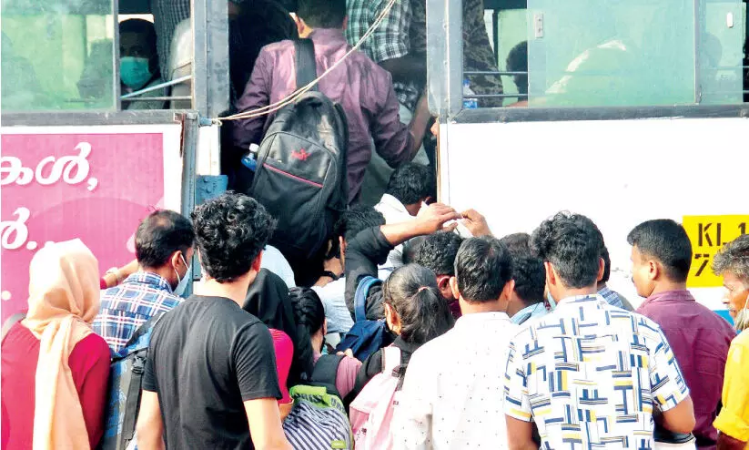 സ്വ​കാ​ര്യ ബ​സ് പ​ണി​മു​ട​ക്കി​ൽ ര​ണ്ടാം ദി​ന​വും വ​ല​ഞ്ഞ് പൊ​തു​ജ​നം