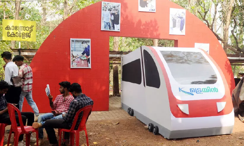 കണ്ണൂർ സർവകലാശാല കലോത്സവ നഗരിയിൽ  പാളമുറപ്പിച്ച് കെ-റെയിൽ