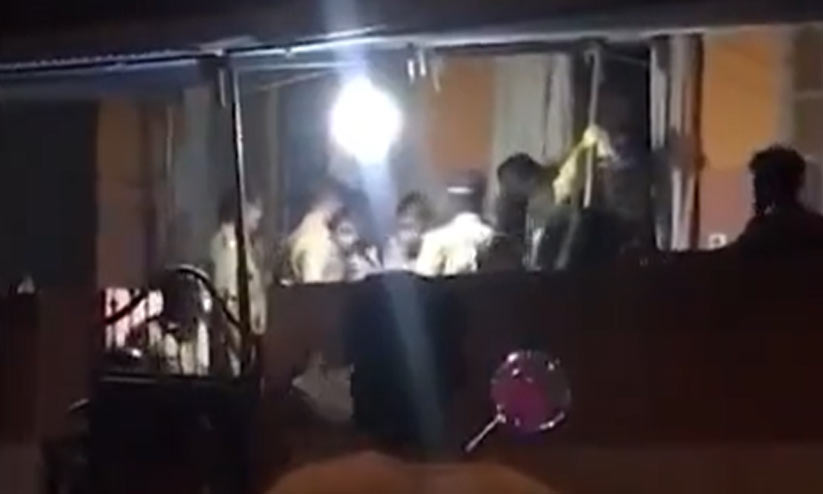 മരണവീട്ടിൽ പൊലീസ് അതിക്രമം: വിദ്യാർഥിനിയെ ലാത്തികൊണ്ടടിച്ചു, യുവാവിനെ കസ്റ്റഡിയിലെടുത്തു മരണവീട്ടിൽ പൊലീസ് അതിക്രമം: വിദ്യാർഥിനിയെ ലാത്തികൊണ്ടടിച്ചു, യുവാവിനെ കസ്റ്റഡിയിലെടുത്തു