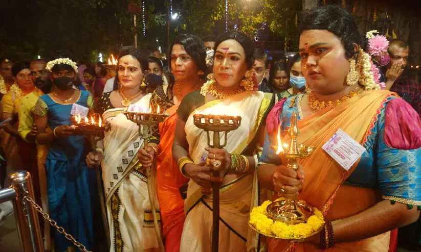 കൊറ്റൻകുളങ്ങരയിൽ വിളക്കെടുത്ത് പുരുഷാംഗനമാർ