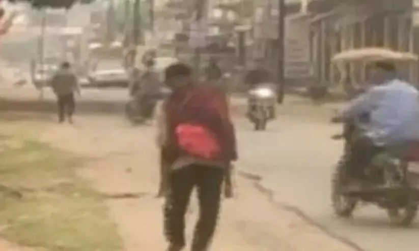 ചത്തീസ്ഗഢിൽ മകളുടെ മൃതദേഹവും ചുമന്ന് പിതാവ് നടന്നത് പത്തു കിലോമീറ്ററിലേറെ ചത്തീസ്ഗഢിൽ മകളുടെ മൃതദേഹവും ചുമന്ന് പിതാവ് നടന്നത് പത്തു കിലോമീറ്ററിലേറെ