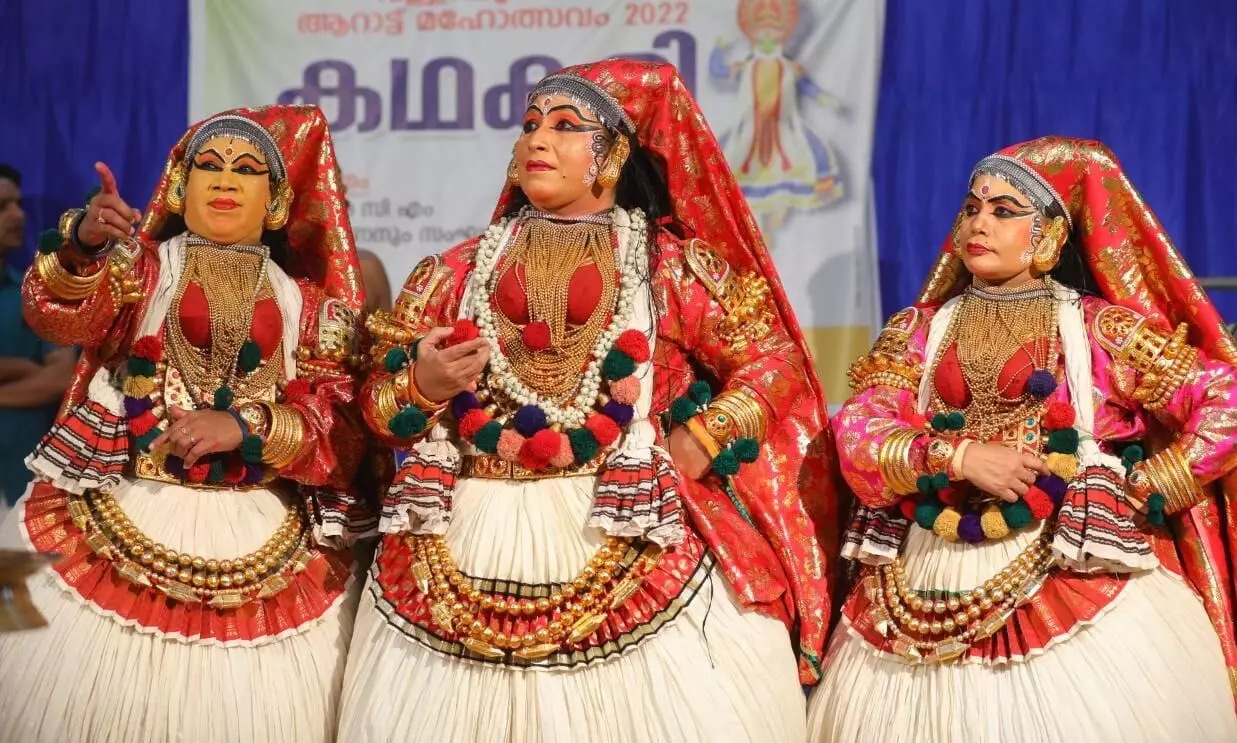 നവരസങ്ങളില് ദമയന്തി; അരങ്ങില് മിനുങ്ങി ജില്ലാ കലക്ടര് നവരസങ്ങളില് ദമയന്തി; അരങ്ങില് മിനുങ്ങി ജില്ലാ കലക്ടര്