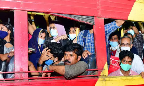 ദുരിതം@രണ്ടാംനാൾ പരക്കംപാഞ്ഞ് യാത്രക്കാർ; മിണ്ടാതെ അധികൃതർ