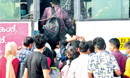 സ്വ​കാ​ര്യ ബ​സ് പ​ണി​മു​ട​ക്കി​ൽ ര​ണ്ടാം ദി​ന​വും വ​ല​ഞ്ഞ് പൊ​തു​ജ​നം