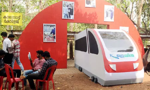 കണ്ണൂർ സർവകലാശാല കലോത്സവ നഗരിയിൽ  പാളമുറപ്പിച്ച് കെ-റെയിൽ