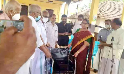 വിരമിക്കൽ വേളയിൽ വീൽചെയർ നൽകി വിമല ടീച്ചർ