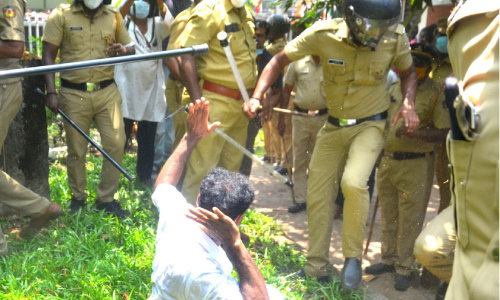 കെ-റെയിൽ: കലക്ടറേറ്റിൽ കല്ലിടാന്‍ യൂത്ത് കോണ്‍ഗ്രസ് ശ്രമം; സംഘർഷം, ലാത്തിയടി