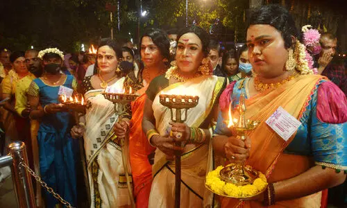 കൊറ്റൻകുളങ്ങരയിൽ വിളക്കെടുത്ത് പുരുഷാംഗനമാർ