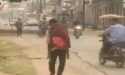 ചത്തീസ്ഗഢിൽ മകളുടെ മൃതദേഹവും ചുമന്ന് പിതാവ് നടന്നത് പത്തു കിലോമീറ്ററിലേറെ ചത്തീസ്ഗഢിൽ മകളുടെ മൃതദേഹവും ചുമന്ന് പിതാവ് നടന്നത് പത്തു കിലോമീറ്ററിലേറെ