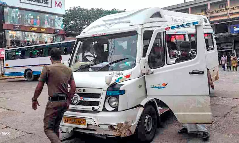 ബസ് സമരം മുതലെടുത്ത് ഫിറ്റ്നസില്ലാ വാഹനങ്ങൾ; യാത്രക്കാരുടെ ജീവന് വിലയില്ല