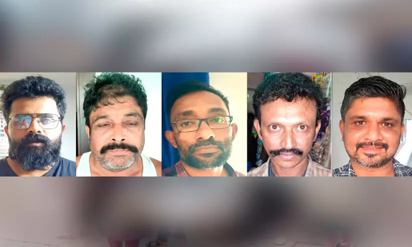 ലഹരിവേട്ട: അഞ്ചു പേർ അറസ്റ്റിൽ; കഞ്ചാവും മദ്യവും ഹാൻസും പിടികൂടി ലഹരിവേട്ട: അഞ്ചു പേർ അറസ്റ്റിൽ; കഞ്ചാവും മദ്യവും ഹാൻസും പിടികൂടി