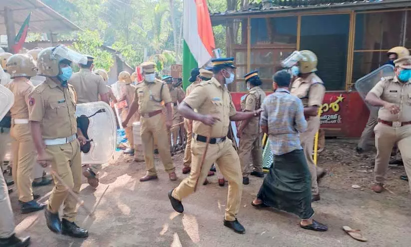 ടാർ മിക്സിങ് പ്ലാന്‍റിനെതിരെ പ്രതിഷേധം, സംഘർഷം; പൊലീസ് ലാത്തി വീശി
