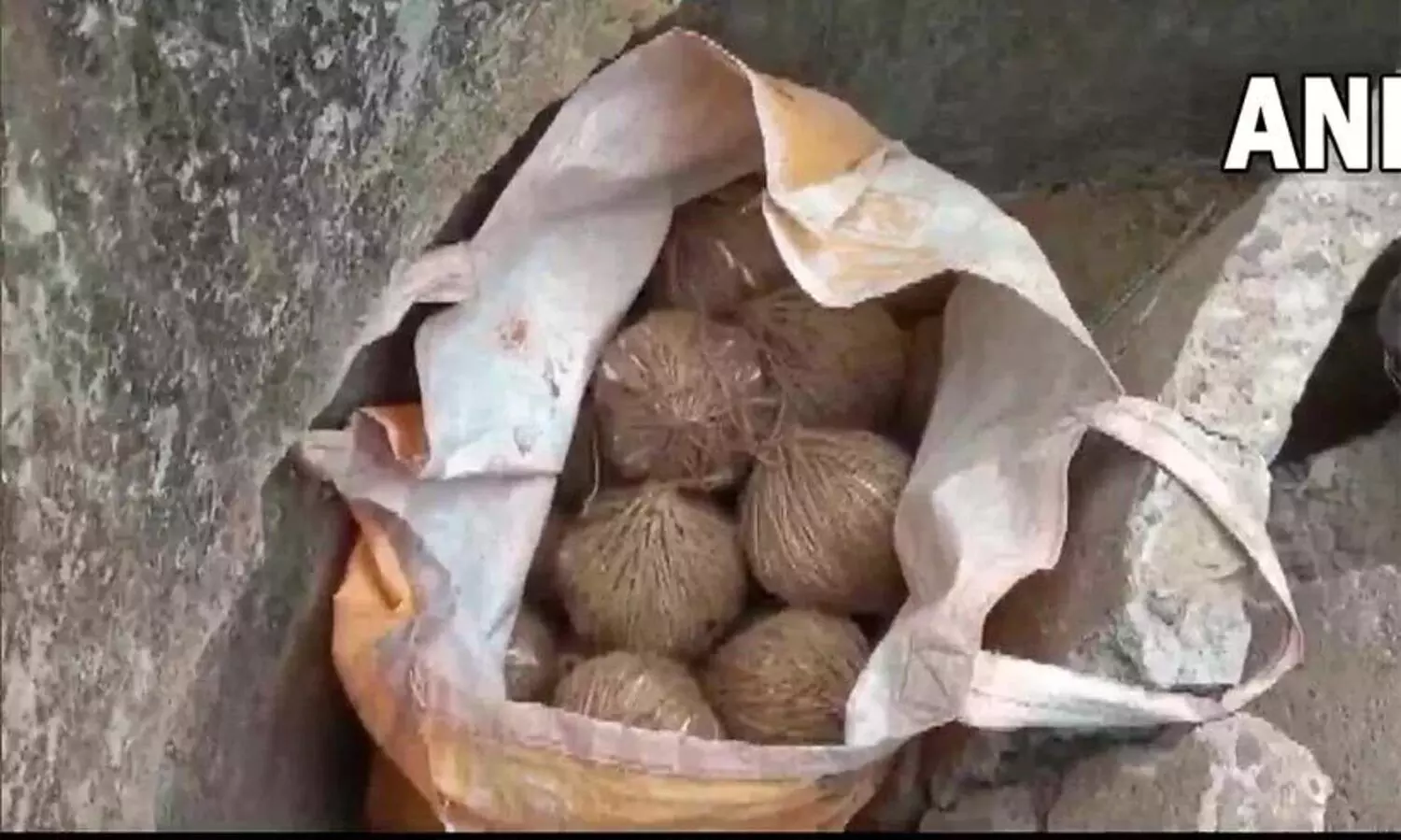 ബിർഭും ആക്രമണം നടന്ന സിക്കന്ദപൂരിൽ വീണ്ടും ബോംബുകൾ കണ്ടെത്തി