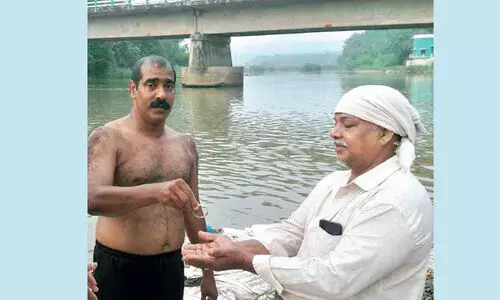 പുഴയിൽ നഷ്ടപ്പെട്ട സ്വർണാഭരണം നീന്തൽ വിദഗ്ധൻ വീണ്ടെടുത്തു നൽകി