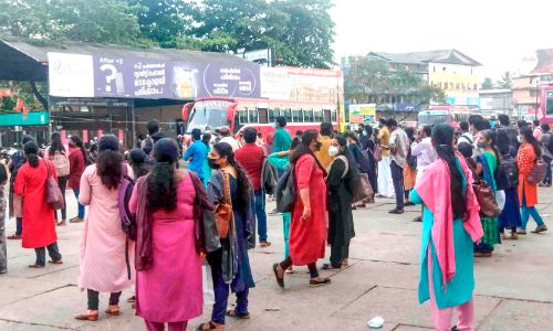 ബസ് സമരം: വാഹനം കിട്ടാതെ വലഞ്ഞ് യാത്രക്കാർ