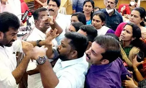 കോർപറേഷൻ ബജറ്റിനിടെ അടിപിടി; നാലുവീതം എൽ.ഡി.എഫ്, ബി.ജെ.പി അംഗങ്ങൾക്ക് പരിക്ക്,  യു.ഡി.എഫ് ബഹിഷ്കരിച്ചു