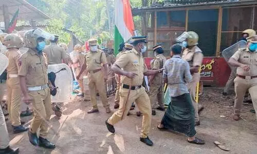 ടാർ മിക്സിങ് പ്ലാന്‍റിനെതിരെ പ്രതിഷേധം, സംഘർഷം; പൊലീസ് ലാത്തി വീശി