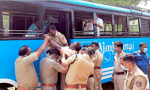 ബസിനുള്ളിൽ സമരം: കിടപ്പു രോഗിയെയും കുടുംബത്തെയും കുടിയൊഴിപ്പിച്ചു ബസിനുള്ളിൽ സമരം: കിടപ്പു രോഗിയെയും കുടുംബത്തെയും കുടിയൊഴിപ്പിച്ചു