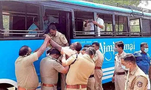 ബസിനുള്ളിൽ സമരം: കിടപ്പു രോഗിയെയും കുടുംബത്തെയും കുടിയൊഴിപ്പിച്ചു ബസിനുള്ളിൽ സമരം: കിടപ്പു രോഗിയെയും കുടുംബത്തെയും കുടിയൊഴിപ്പിച്ചു