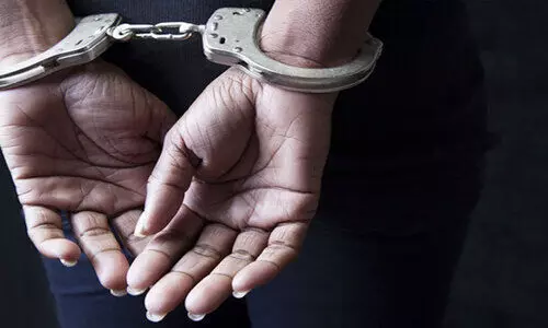 ബലാത്സംഗം ചെയ്ത് കൊലപ്പെടുത്തിയ വിദ്യാർഥിനിയെ വീട്ടിൽ കെട്ടിത്തൂക്കി; 23കാരൻ അറസ്റ്റിൽ ബലാത്സംഗം ചെയ്ത് കൊലപ്പെടുത്തിയ വിദ്യാർഥിനിയെ വീട്ടിൽ കെട്ടിത്തൂക്കി; 23കാരൻ അറസ്റ്റിൽ