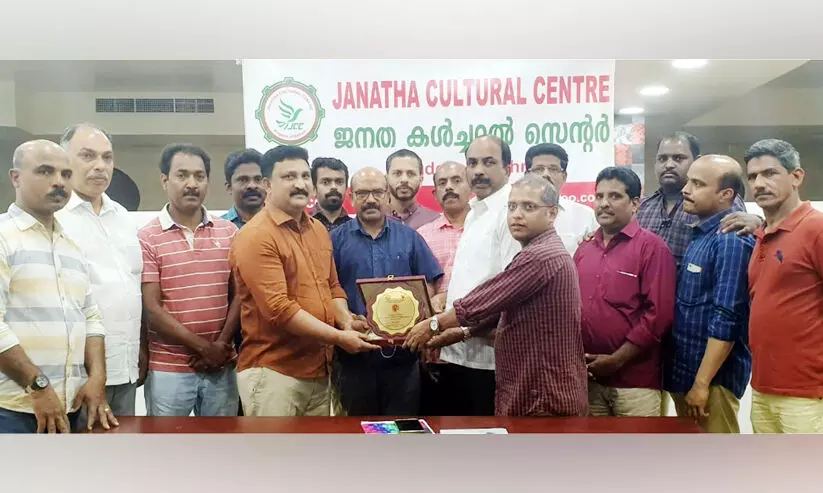 മനോജ് പട്ടുവത്തിന് യാത്രയയപ്പ് നൽകി മനോജ് പട്ടുവത്തിന് യാത്രയയപ്പ് നൽകി