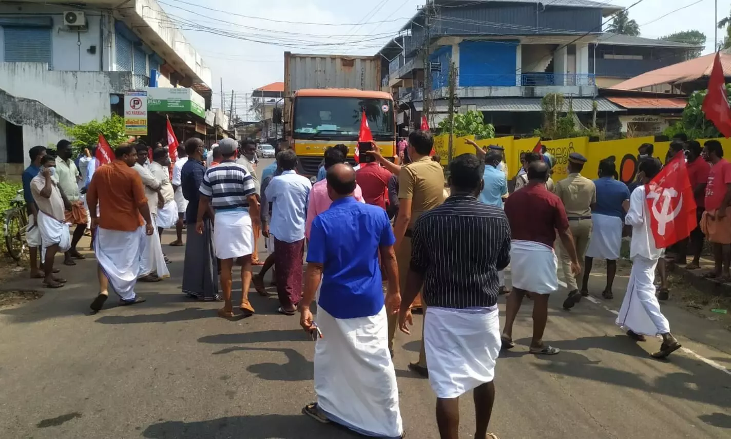 പാർട്ടിപ്പണിക്ക് പണിമുടക്കില്ല; സമ്മേളന ജോലികൾ മുടക്കമില്ലാതെ നടന്നു പാർട്ടിപ്പണിക്ക് പണിമുടക്കില്ല; സമ്മേളന ജോലികൾ മുടക്കമില്ലാതെ നടന്നു