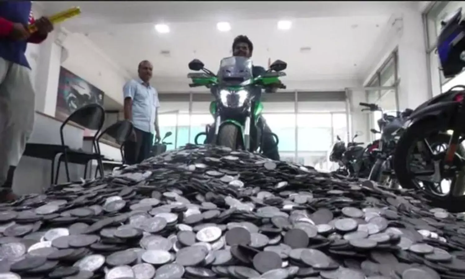 ബൈക്ക് വാങ്ങാൻ യുവാവ് എത്തിയത് ഒരു രൂപ നാണയങ്ങളുമായി, എണ്ണിത്തിട്ടപ്പെടുത്താനെടുത്തത് പത്ത് മണിക്കൂർ