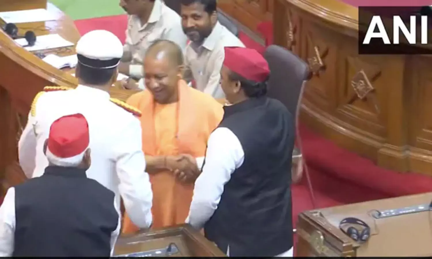 യോഗിയും അഖിലേഷും നിയമസഭയിൽ മുഖാമുഖം: പരസ്പരം അഭിവാദ്യമർപ്പിച്ച് നേതാക്കൾ